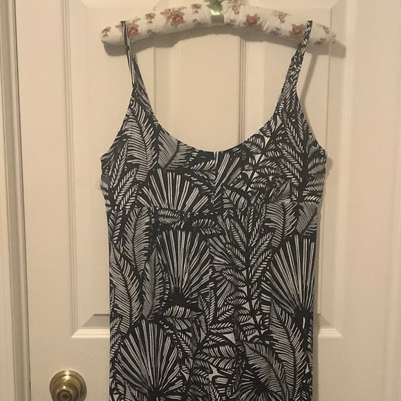Beautiful Black & White Dress with Botanical Print - Picture 2 of 2